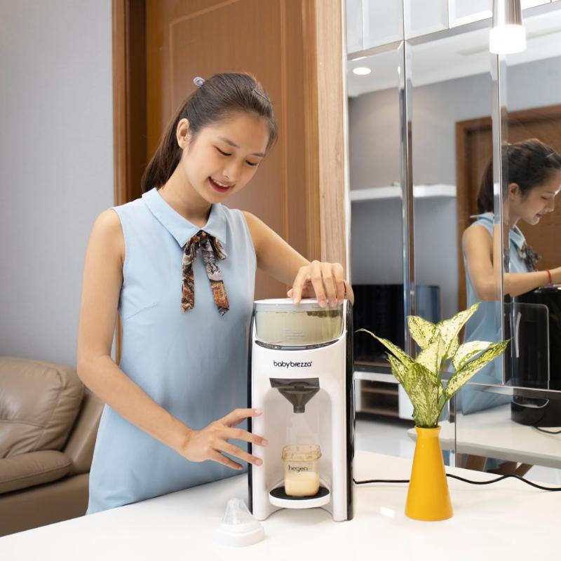 Một người đang sử dụng bình đong có vạch chia để đo lượng nước chuẩn bị tưới cho chậu cây cảnh, minh họa cho việc đo lường chính xác trong chăm sóc hoa